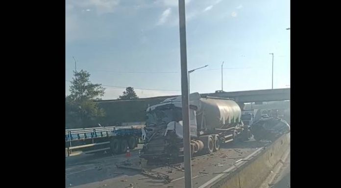 🔴 URGENTE: Colisão envolvendo carro e carrea é registrado nesta manhã próximo ao acesso de Piçarras