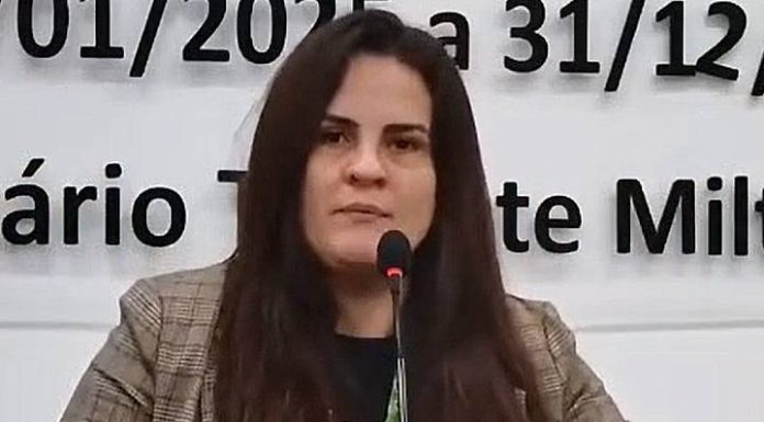 “Não sou situação, nem oposição. Sou do lado do povo”, afirma vereadora Manu
