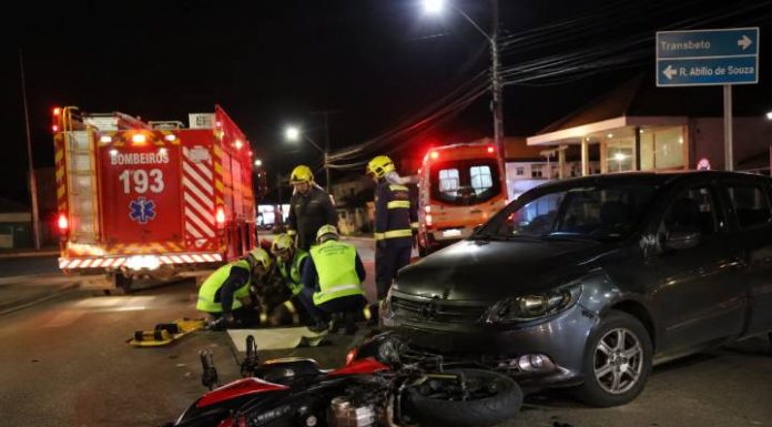 Colisão entre carro e moto deixa irmãos feridos na Transbeto, em Penha