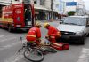 Idoso de 77 anos fica ferido após colisão entre carro e bicicleta no Centro de Penha