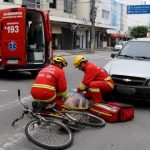 Idoso de 77 anos fica ferido após colisão entre carro e bicicleta no Centro de Penha