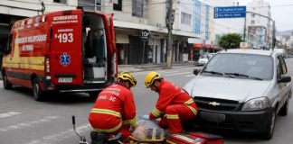 Idoso de 77 anos fica ferido após colisão entre carro e bicicleta no Centro de Penha