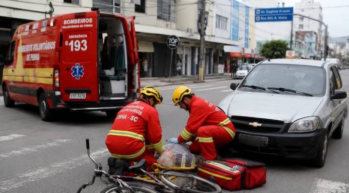Idoso de 77 anos fica ferido após colisão entre carro e bicicleta no Centro de Penha