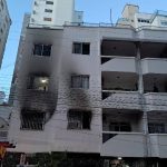 INCÊNDIO ATINGE APARTAMENTO NO CENTRO DE BALNEÁRIO CAMBORIÚ E HOMEM É RESGATADO ANTES DE SE JOGAR DA SACADA