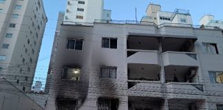INCÊNDIO ATINGE APARTAMENTO NO CENTRO DE BALNEÁRIO CAMBORIÚ E HOMEM É RESGATADO ANTES DE SE JOGAR DA SACADA