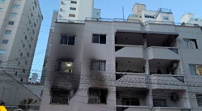 INCÊNDIO ATINGE APARTAMENTO NO CENTRO DE BALNEÁRIO CAMBORIÚ E HOMEM É RESGATADO ANTES DE SE JOGAR DA SACADA