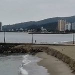 PAREDÃO DE AREIA SURPREENDE MORADORES EM PIÇARRAS E LEVANTA QUESTIONAMENTOS SOBRE ALARGAMENTO DA PRAIA