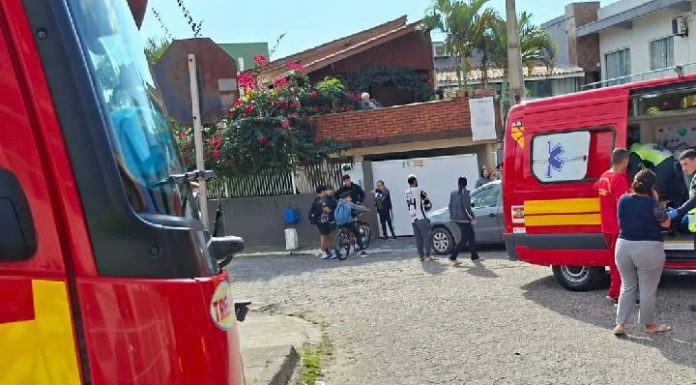 Motorista com suspeita de AVC se envolve em acidente entre dois carros em Penha