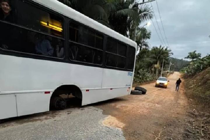 Susto no transporte escolar de Barra Velha: rodas se desprendem de ônibus com crianças a bordo