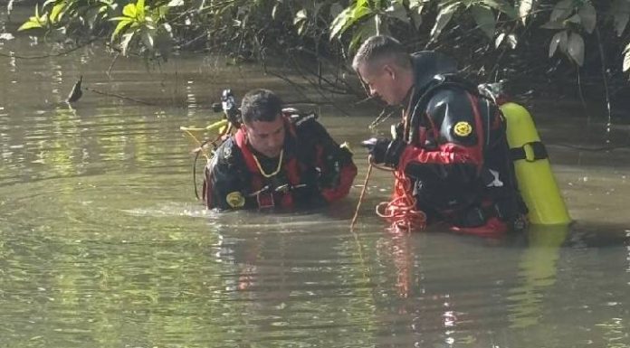 Corpo de homem desaparecido é encontrado por mergulhadores no Rio Itajaí-Mirim, em Itajaí