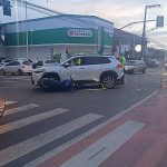 Motociclista fica ferido após colisão com carro na Alfredo Brunetti no Bairro Armação, em Penha