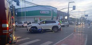Motociclista fica ferido após colisão com carro na Alfredo Brunetti no Bairro Armação, em Penha