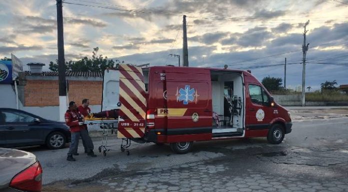 Motociclista fica ferida após colisão com carro em Penha