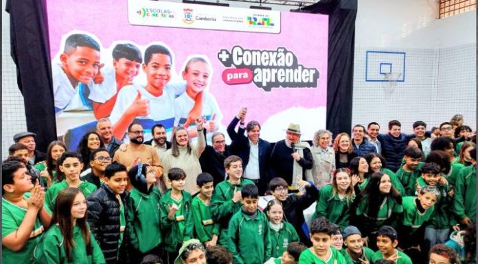 Ministro das Comunicações entrega computadores e participa de inauguração de laboratório de informática em Camboriú