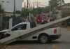 Pneu estoura e motorista perde o controle da direção, atingindo poste em Penha