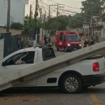 Pneu estoura e motorista perde o controle da direção, atingindo poste em Penha