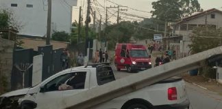 Pneu estoura e motorista perde o controle da direção, atingindo poste em Penha
