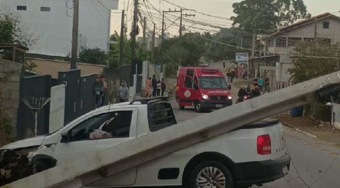 Pneu estoura e motorista perde o controle da direção, atingindo poste em Penha