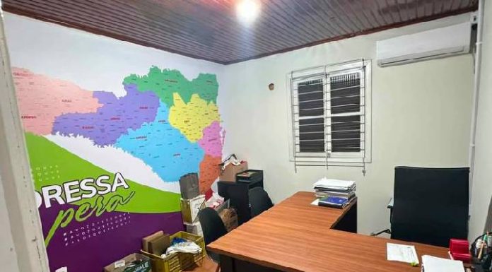 Imóvel para locação em Piçarras com material de campanha de Andressa Pera reforça especulações sobre o fim da candidatura da primeira dama