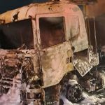 Carreta pega fogo na BR-101 em Itapema durante a madrugada; motorista escapa ileso