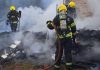 Casa de madeira é destruída por incêndio em Itapema; bombeiros evitam que fogo se espalhasse