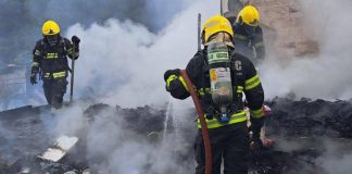Casa de madeira é destruída por incêndio em Itapema; bombeiros evitam que fogo se espalhasse