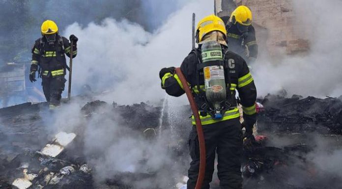 Casa de madeira é destruída por incêndio em Itapema; bombeiros evitam que fogo se espalhasse