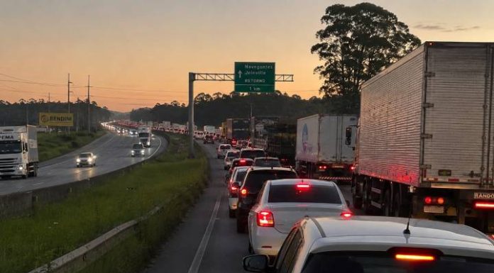TRAGÉDIA NA BR-101: Atropelamento com morte provoca bloqueio e longa fila no sentido Norte