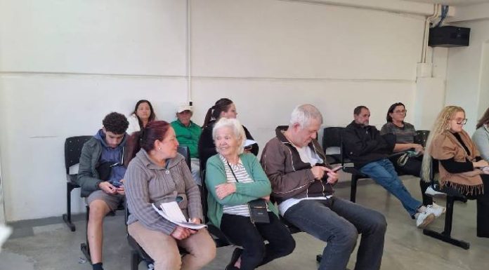 Pacientes de Penha denunciam espera de mais de uma hora na farmácia da Policlínica; Secretaria de Saúde explica demora no atendimento