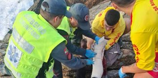 Homem sofre queda em costão, tem fratura exposta e é resgatado de helicóptero em Porto Belo