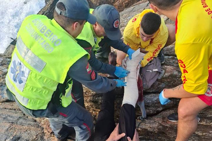 Homem sofre queda em costão, tem fratura exposta e é resgatado de helicóptero em Porto Belo
