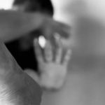 Mulher denuncia ter sido dopada e estuprada pelo companheiro em SC; vítima perdeu o útero após violência