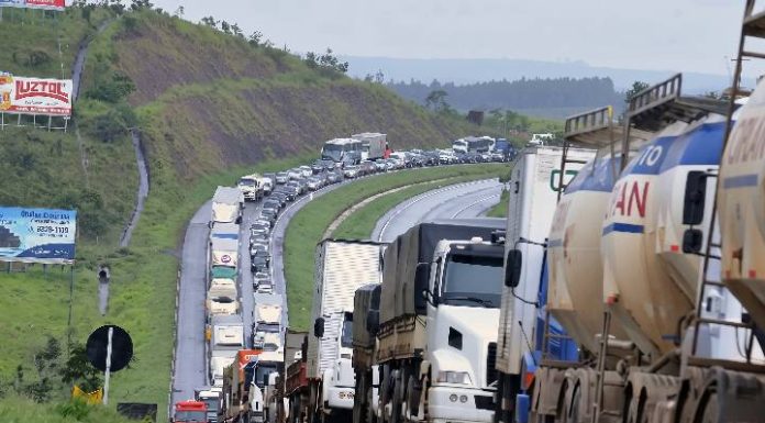 Caminhoneiros iniciam paralisação nacional e Porto de Itajaí entra na mobilização; greve pode ganhar força
