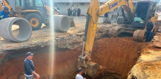 Deslizamento em obra de drenagem soterra servidores em Camboriú; vítimas são resgatadas conscientes