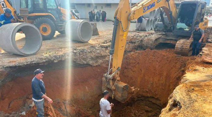 Deslizamento em obra de drenagem soterra servidores em Camboriú; vítimas são resgatadas conscientes
