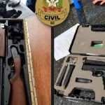Polícia Civil apreende arsenal durante operação em Penha; investigação por posse irregular de armas entra na fase final