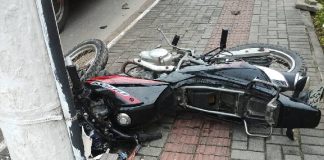 Motociclista fica ferido após colisão com carro na Avenida Nereu Ramos, em Penha