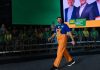 Joab da Pesca é oficializado candidato a deputado federal e sobe ao palco vestido de pescador