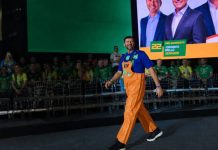 Joab da Pesca é oficializado candidato a deputado federal e sobe ao palco vestido de pescador