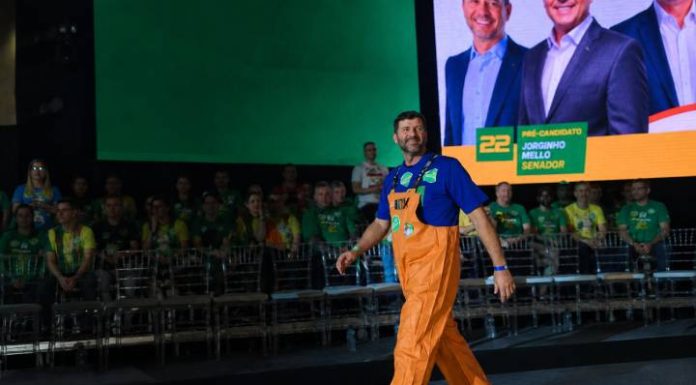 Joab da Pesca é oficializado candidato a deputado federal e sobe ao palco vestido de pescador