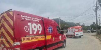 Motociclista fica ferido após colisão com carro em Penha