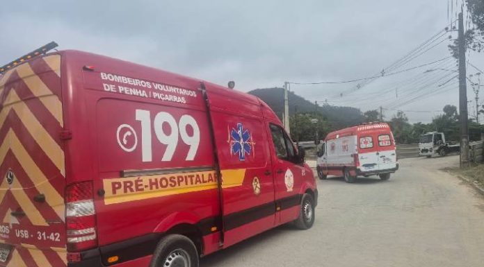 Motociclista fica ferido após colisão com carro em Penha