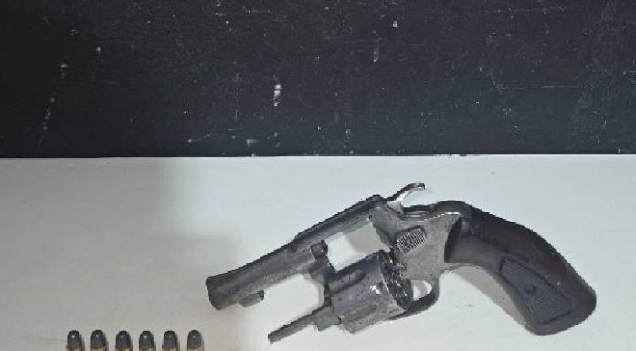 HOMEM É DETIDO COM REVÓLVER CARREGADO ESCONDIDO SOB BANCO DE CARRO EM BALNEÁRIO PIÇARRAS