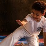 Projeto de capoeira em Penha faz campanha para comprar tatames e garantir mais segurança às crianças