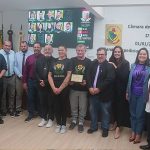 Câmara de Penha homenageia presidente da APAE e cria comissão para discutir segurança pública