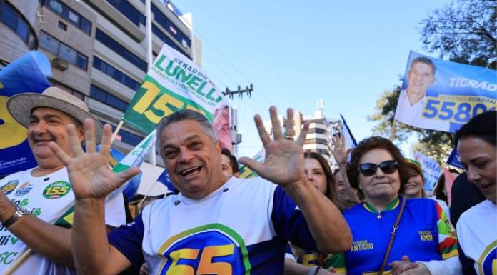 Com caminhada em Chapecó, João Rodrigues reúne milhares de pessoas no lançamento de sua candidatura