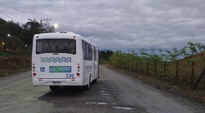 Ônibus abandonado no escuro vira armadilha em estrada do interior de Piçarras