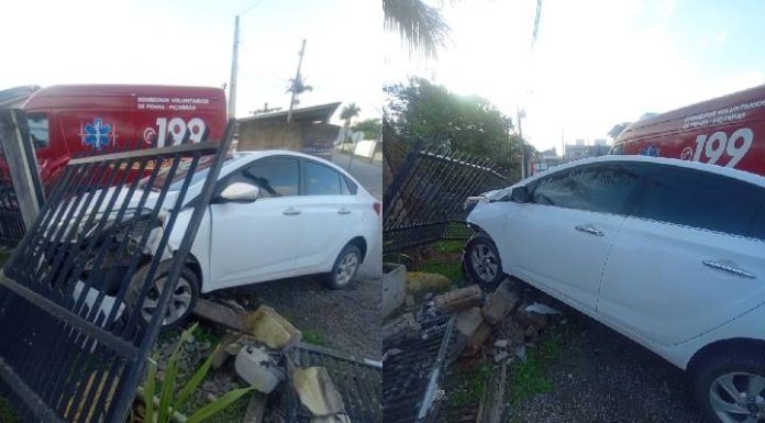 Carro colide contra muro no Centro de Penha neste domingo (6)