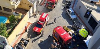 Trabalhadores ficam presos a 12 metros de altura e são resgatados pelos Bombeiros em Itajaí