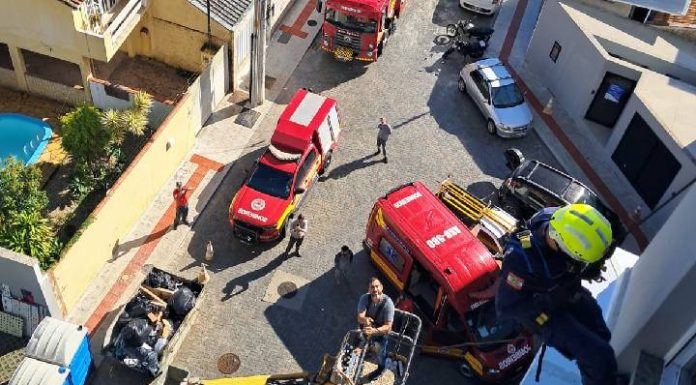 Trabalhadores ficam presos a 12 metros de altura e são resgatados pelos Bombeiros em Itajaí